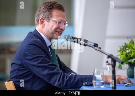 Kunsthistoriker und Autor Florian Illies bei Seiner Lesung zu seinem Buch Zauber der Stille im Pommerschen Landesmuseum GER, Pommersches Landesmuseum, Greifswald, PLM, Hansestadt, Kultur, Museo, Meclemburgo-Vorpommern, Tourismus, Reisen, Kunst *** storico dell'arte e autore Florian Illies leggendo il suo libro Magic of Silence al Pomeranian State Museum GER, Pomeranian State Museum, Greifswald, PLM, città anseatica, cultura, museo, Meclemburgo-Vorpommern, turismo, viaggi, arte Foto Stock