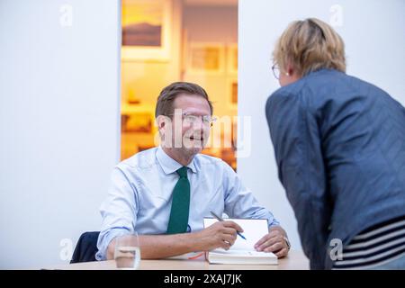 Kunsthistoriker und Autor Florian Illies bei der Signierstunde nach Seiner Lesung zu Seinem Buch Zauber der Stille im Pommerschen Landesmuseum GER, Pommersches Landesmuseum, Greifswald, PLM, Hansestadt, Kultur, Museo, Meclemburgo-Vorpommern, Tourismus, Reisen, Kunst *** storico dell'arte e autore Florian Illies alla firma del libro dopo aver letto il suo libro Zauber der Stille al Pommersches Landesmuseum GER, Pommersches Landesmuseum, Greifswald, PLM, città anseatica, cultura, museo, Meclemburgo-Vorpommern, turismo, viaggi, arte Foto Stock