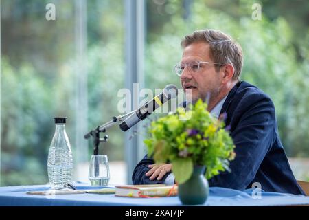 Kunsthistoriker und Autor Florian Illies bei Seiner Lesung zu seinem Buch Zauber der Stille im Pommerschen Landesmuseum GER, Pommersches Landesmuseum, Greifswald, PLM, Hansestadt, Kultur, Museo, Meclemburgo-Vorpommern, Tourismus, Reisen, Kunst *** storico dell'arte e autore Florian Illies leggendo il suo libro Magic of Silence al Pomeranian State Museum GER, Pomeranian State Museum, Greifswald, PLM, città anseatica, cultura, museo, Meclemburgo-Vorpommern, turismo, viaggi, arte Foto Stock