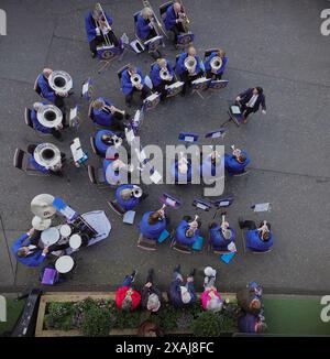 Epsom, Surrey, Regno Unito - 6 giugno, 2024 i residenti di Epsom hanno una vista ravvicinata della band Epsom e Ewell Silver ( Brass Band ) che suonano durante la Evening com Foto Stock