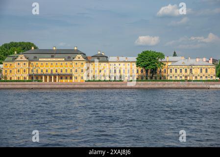 ST. PIETROBURGO, RUSSIA - 2 GIUGNO 2024: L'antico edificio del Palazzo Menshikov. San Pietroburgo Foto Stock