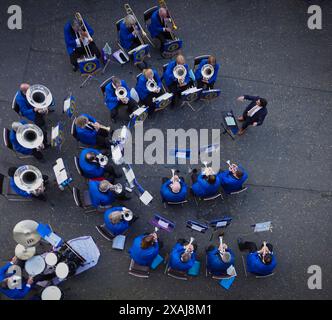 Epsom, Surrey, Regno Unito - 6 giugno, 2024 i residenti di Epsom hanno una vista ravvicinata della band Epsom e Ewell Silver ( Brass Band ) che suonano durante la Evening com Foto Stock