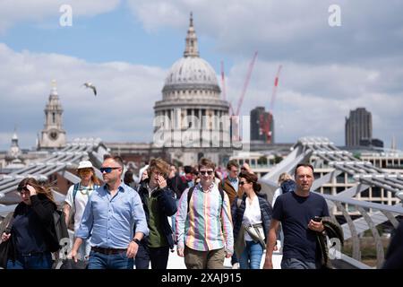 La gente attraversa il Millennium Bridge, nel centro di Londra. Data foto: Venerdì 7 giugno 2024. Foto Stock