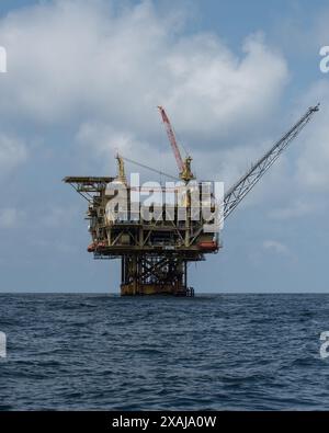 Una grande piattaforma petrolifera galleggiante offshore opera nel Golfo del Messico vicino alla costa della Louisiana. Foto Stock