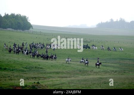 Hawick, Regno Unito, 7 giugno 2024: Il Cornet conduce oltre 210 seguaci a cavallo verso i confini durante l'Hawick Common Riding, Hawick è il primo degli eventi annuali di frontiera, celebra la cattura di una bandiera inglese da un gruppo di razzie nel 1514 da parte dei giovani di Hawick a Hornshole e l'antica usanza di cavalcare le marce o i confini della terra comune. Hawick Common Riding Principals 2024 Cornet Ryan Nichol Cornets Lass, Kirsty McAllan Euan E. Robson, (Cornet 2023), Right Hand Man. Greig Middlemass, (Cornet 2022), Left Hand Man. Come padre, Shane Coltman. Come madre, Susan Coltm Foto Stock