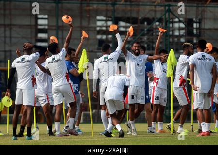 La nazionale di calcio del Bangladesh partecipa alle sessioni di allenamento presso la Bashundhara Kings Arena prima della partita di andata e ritorno delle qualificazioni alla Coppa del mondo FIFA Foto Stock