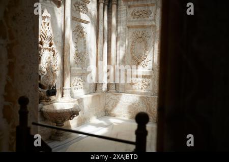 Istanbul, Turchia - 16 aprile 2024: Interno del Palazzo Dolmabahce Foto Stock