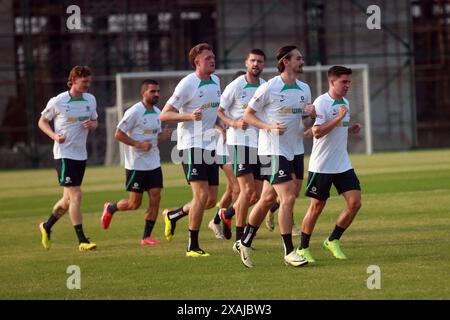 Il difensore della squadra australiana Harry Souttar (M) partecipa alle sessioni di allenamento insieme ai suoi compagni di squadra alla Bashundhara Kings Arena prima della partita di andata Foto Stock