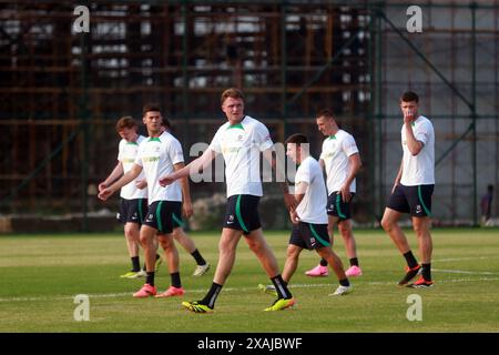 Il difensore della squadra australiana Harry Souttar (M) partecipa alle sessioni di allenamento insieme ai suoi compagni di squadra alla Bashundhara Kings Arena prima della partita di andata Foto Stock