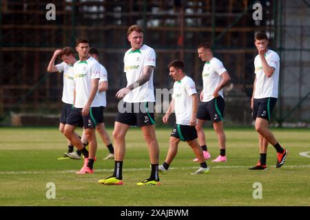 Il difensore della squadra australiana Harry Souttar (M) partecipa alle sessioni di allenamento insieme ai suoi compagni di squadra alla Bashundhara Kings Arena prima della partita di andata Foto Stock