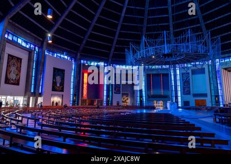 Interno della Cattedrale metropolitana di Liverpool progettato dall'architetto Frederick Gibberd il 30 maggio 2024 a Liverpool, Regno Unito. La cattedrale metropolitana di Liverpool, ufficialmente nota come cattedrale metropolitana di Cristo Re e localmente soprannominata «Paddys Wigwam», è la sede dell'arcivescovo di Liverpool e la chiesa madre dell'arcidiocesi cattolica di Liverpool. Foto Stock