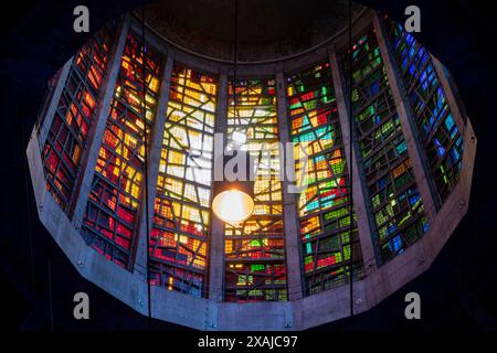 Gli interni della Cattedrale metropolitana di Liverpool sono stati progettati dall'architetto Frederick Gibberd e la torre di vetro con vetrate colorate disegnate da John Piper e Patrick Reyntiens il 30 maggio 2024 a Liverpool, Regno Unito. La cattedrale metropolitana di Liverpool, ufficialmente nota come cattedrale metropolitana di Cristo Re e localmente soprannominata «Paddys Wigwam», è la sede dell'arcivescovo di Liverpool e la chiesa madre dell'arcidiocesi cattolica di Liverpool. Foto Stock