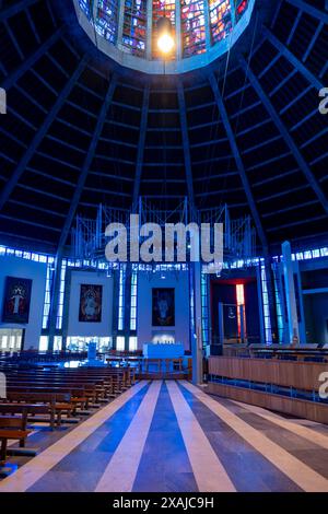 Gli interni della Cattedrale metropolitana di Liverpool sono stati progettati dall'architetto Frederick Gibberd e la torre di vetro con vetrate colorate disegnate da John Piper e Patrick Reyntiens il 30 maggio 2024 a Liverpool, Regno Unito. La cattedrale metropolitana di Liverpool, ufficialmente nota come cattedrale metropolitana di Cristo Re e localmente soprannominata «Paddys Wigwam», è la sede dell'arcivescovo di Liverpool e la chiesa madre dell'arcidiocesi cattolica di Liverpool. Foto Stock