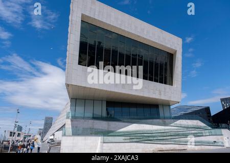 Museo di Liverpool il 30 maggio 2024 a Liverpool, Regno Unito. Il Museum of Liverpool racconta la storia di Liverpool e della sua gente e riflette il significato della città. È stato inaugurato nel 2011 come aggiunta al gruppo National Museums Liverpool sostituendo l'ex Museum of Liverpool Life. Pier Head o Georges Pier Head è l'area lungo il fiume nel centro della città di Liverpool. Faceva parte dell'ex Liverpool Maritime Mercantile City, patrimonio dell'umanità dell'UNESCO, ma questo è stato revocato nel 2021. Pier Head è formato intorno a diversi edifici storici e a spazi pedonali aperti. Foto Stock