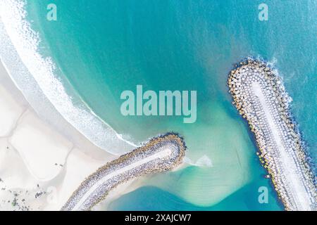 breakwater all'ingresso di un porto visto da un drone, immagine dall'alto Foto Stock