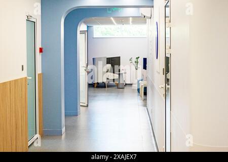 interni eleganti con mobili moderni nel corridoio dell'ospedale. Prendersi cura della propria salute Foto Stock