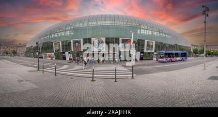 Strasburgo, Francia - 06 29 2023: Veduta della facciata moderna dell'edificio della stazione ferroviaria di Strasburgo e della via pedonale dipinta con un arcobaleno Foto Stock