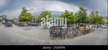 Strasburgo, Francia - 06 29 2023: Veduta della facciata moderna dell'edificio della stazione ferroviaria di Strasburgo e del parcheggio per biciclette Foto Stock