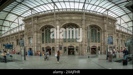 Strasburgo, Francia - 06 29 2023: Vista all'interno del moderno edificio della stazione ferroviaria di Strasburgo con i viaggiatori Foto Stock