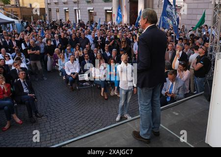 Carlo Calenda leader del partito politico italiano azione chiude la campagna elettorale europea del 2024 a Napoli Foto Stock