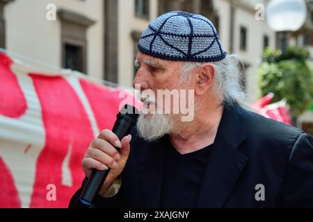 Padova, Italia. 7 giugno 2024. Chiusura della campagna elettorale del gruppo Pace Terra Dignità. Intervengono il candidato italo-palestinese Khaled al Zeer, l'artista ebreo Moni Ovadia e la candidata Benedetta Sabene. I presenti hanno ribadito il loro no alle guerre a Gaza e in Ucraina, al lavoro e ai diritti di tutti, ai migranti e alla lotta contro il cambiamento climatico. Crediti: Ferdinando Piezzi/Alamy Live News Foto Stock