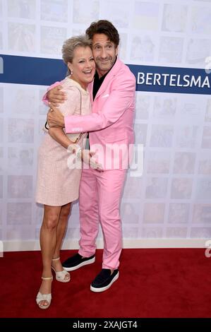 Tanja Schumann und Falk-Willy Wild bei der Bertelsmann Party 2024 in der Bertelsmann Repräsentanz Unter den Linden. Berlino, 06.06.2024 *** Tanja Schumann e Falk Willy Wild al Partito Bertelsmann 2024 all'Ufficio di rappresentanza Bertelsmann Unter den Linden Berlin, 06 06 2024 foto:XF.xKernx/xFuturexImagex bertelsmann 4676 Foto Stock