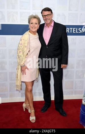 Tanja Schumann mit Ehemann Stefan Burmeister bei der Bertelsmann Party 2024 in der Bertelsmann Repräsentanz Unter den Linden. Berlino, 06.06.2024 *** Tanja Schumann con il marito Stefan Burmeister al Partito Bertelsmann 2024 presso l'ufficio di rappresentanza Bertelsmann Unter den Linden Berlin, 06 06 2024 foto:XF.xKernx/xFuturexImagex bertelsmann 4675 Foto Stock