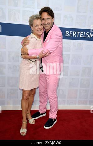 Tanja Schumann und Falk-Willy Wild bei der Bertelsmann Party 2024 in der Bertelsmann Repräsentanz Unter den Linden. Berlino, 06.06.2024 *** Tanja Schumann e Falk Willy Wild al Partito Bertelsmann 2024 all'Ufficio di rappresentanza Bertelsmann Unter den Linden Berlin, 06 06 2024 foto:XF.xKernx/xFuturexImagex bertelsmann 4677 Foto Stock