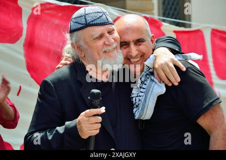 Padova, Italia. 7 giugno 2024. Chiusura della campagna elettorale del gruppo Pace Terra Dignità. Intervengono il candidato italo-palestinese Khaled al Zeer (R), l'artista ebreo Moni Ovadia (L) e la candidata Benedetta Sabene. I presenti hanno ribadito il loro no alle guerre a Gaza e in Ucraina, al lavoro e ai diritti di tutti, ai migranti e alla lotta contro il cambiamento climatico. Crediti: Ferdinando Piezzi/Alamy Live News Foto Stock