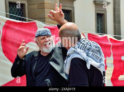 Padova, Italia. 7 giugno 2024. Chiusura della campagna elettorale del gruppo Pace Terra Dignità. Intervengono il candidato italo-palestinese Khaled al Zeer (R), l'artista ebreo Moni Ovadia (L) e la candidata Benedetta Sabene. I presenti hanno ribadito il loro no alle guerre a Gaza e in Ucraina, al lavoro e ai diritti di tutti, ai migranti e alla lotta contro il cambiamento climatico. Crediti: Ferdinando Piezzi/Alamy Live News Foto Stock