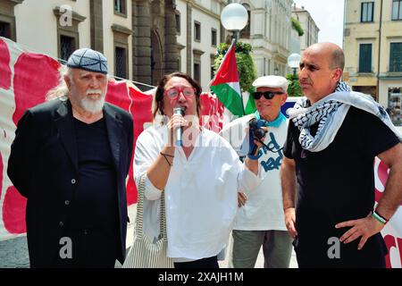 Padova, Italia. 7 giugno 2024. Chiusura della campagna elettorale del gruppo Pace Terra Dignità. Intervengono il candidato italo-palestinese Khaled al Zeer (R) l'artista ebreo Moni Ovadia (L) e la candidata Benedetta Sabene. I presenti hanno ribadito il loro no alle guerre a Gaza e in Ucraina, al lavoro e ai diritti di tutti, ai migranti e alla lotta contro il cambiamento climatico. Crediti: Ferdinando Piezzi/Alamy Live News Foto Stock