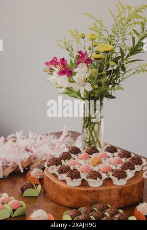 decorazione di tavoli di caramelle di compleanno fiorite Foto Stock