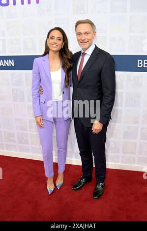 Christian Lindner mit Ehefrau Franca Lehfeldt bei der Bertelsmann Party 2024 in der Bertelsmann Repräsentanz Unter den Linden. Berlino, 06.06.2024 *** Christian Lindner con la moglie Franca Lehfeldt al Partito Bertelsmann 2024 presso l'ufficio di rappresentanza Bertelsmann Unter den Linden Berlin, 06 06 2024 foto:XF.xKernx/xFuturexImagex bertelsmann 4856 Foto Stock