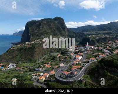 Città di Faial dalla vista aerea a nord di Madeira Foto Stock