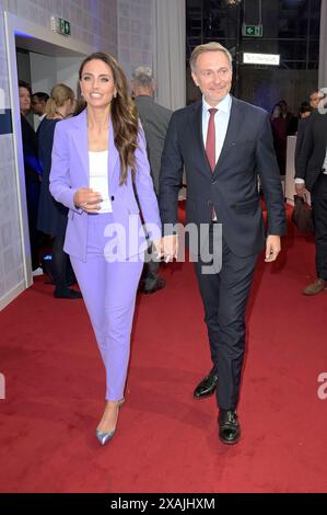 Christian Lindner mit Ehefrau Franca Lehfeldt bei der Bertelsmann Party 2024 in der Bertelsmann Repräsentanz Unter den Linden. Berlino, 06.06.2024 *** Christian Lindner con la moglie Franca Lehfeldt al Partito Bertelsmann 2024 presso l'ufficio di rappresentanza Bertelsmann Unter den Linden Berlin, 06 06 2024 foto:XF.xKernx/xFuturexImagex bertelsmann 4958 Foto Stock