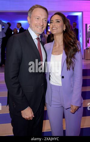 Christian Lindner mit Ehefrau Franca Lehfeldt bei der Bertelsmann Party 2024 in der Bertelsmann Repräsentanz Unter den Linden. Berlino, 06.06.2024 *** Christian Lindner con la moglie Franca Lehfeldt al Partito Bertelsmann 2024 presso l'ufficio di rappresentanza Bertelsmann Unter den Linden Berlin, 06 06 2024 foto:XF.xKernx/xFuturexImagex bertelsmann 4969 Foto Stock