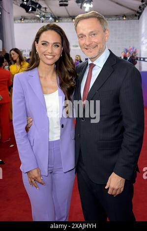 Christian Lindner mit Ehefrau Franca Lehfeldt bei der Bertelsmann Party 2024 in der Bertelsmann Repräsentanz Unter den Linden. Berlino, 06.06.2024 *** Christian Lindner con la moglie Franca Lehfeldt al Partito Bertelsmann 2024 presso l'ufficio di rappresentanza Bertelsmann Unter den Linden Berlin, 06 06 2024 foto:XF.xKernx/xFuturexImagex bertelsmann 4960 Foto Stock