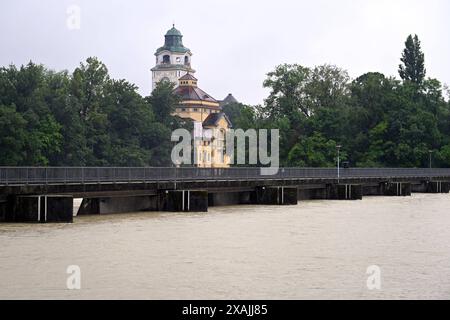 Themenfoto Hochwasser an der Isar a Monaco am 03.06.2024. *** Foto a tema inondazione sull'Isar a Monaco il 03 06 2024 Foto Stock