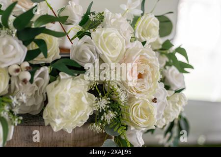 Primo piano di rose bianche e rosa pallido con fogliame verde Foto Stock