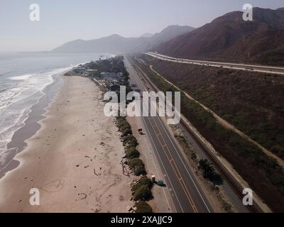 Una vista droni di una spiaggia vuota di Solimar, a Ventura, California, CA. Foto Stock