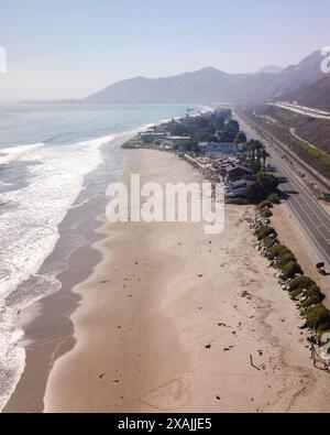 Una vista droni di Solimar Beach, California, CALIFORNIA, durante i blocchi di Covid. Foto Stock