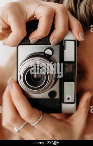 Dettaglio delle mani che tengono in mano una telecamera retrovisiva Foto Stock