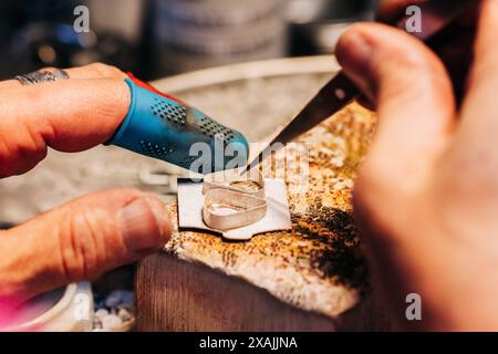 Foto da vicino dei gioiellieri che realizzano due cornici in pietra preziosa Foto Stock