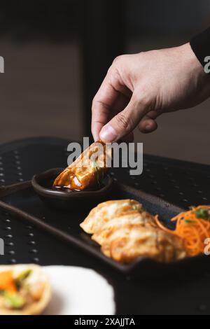 Sushi Rolls, boke, sprint Rolls, tavolo nero Foto Stock