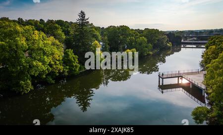 Riflessioni mattutine sul fiume Speed, tranquilla vista guelfi Foto Stock