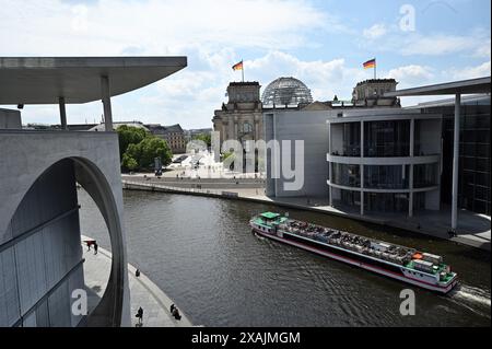 Berlino, Germania. 6 giugno 2024. Vista del distretto governativo. Credito: Sabina Crisan/dpa/Alamy Live News Foto Stock