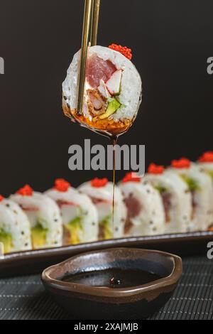Sushi Rolls, boke, sprint Rolls, tavolo nero Foto Stock