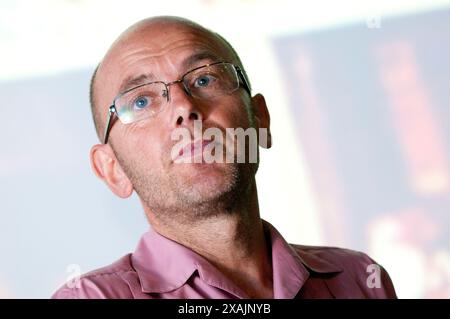 Il designer Wayne Hemingway parla al M4 Business Breakfast presso il Newport University Riverside Campus. 15/6/11 Foto Stock