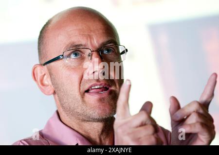 Il designer Wayne Hemingway parla al M4 Business Breakfast presso il Newport University Riverside Campus. 15/6/11 Foto Stock