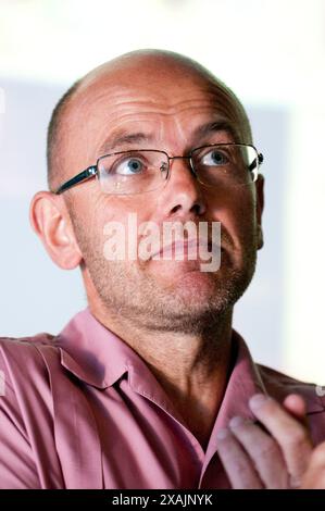 Il designer Wayne Hemingway parla al M4 Business Breakfast presso il Newport University Riverside Campus. 15/6/11 Foto Stock